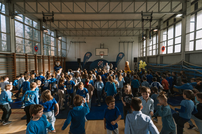 OŠ Većeslava Holjevca obojena u Plavo